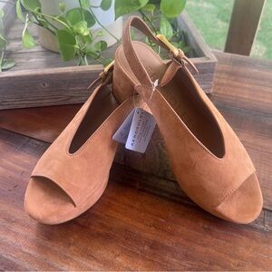 NWT • AERSOLES • CORNELIA • PEEP TOE PLATFORM SUEDE SANDAL• WOMEN’S 8 • TAN